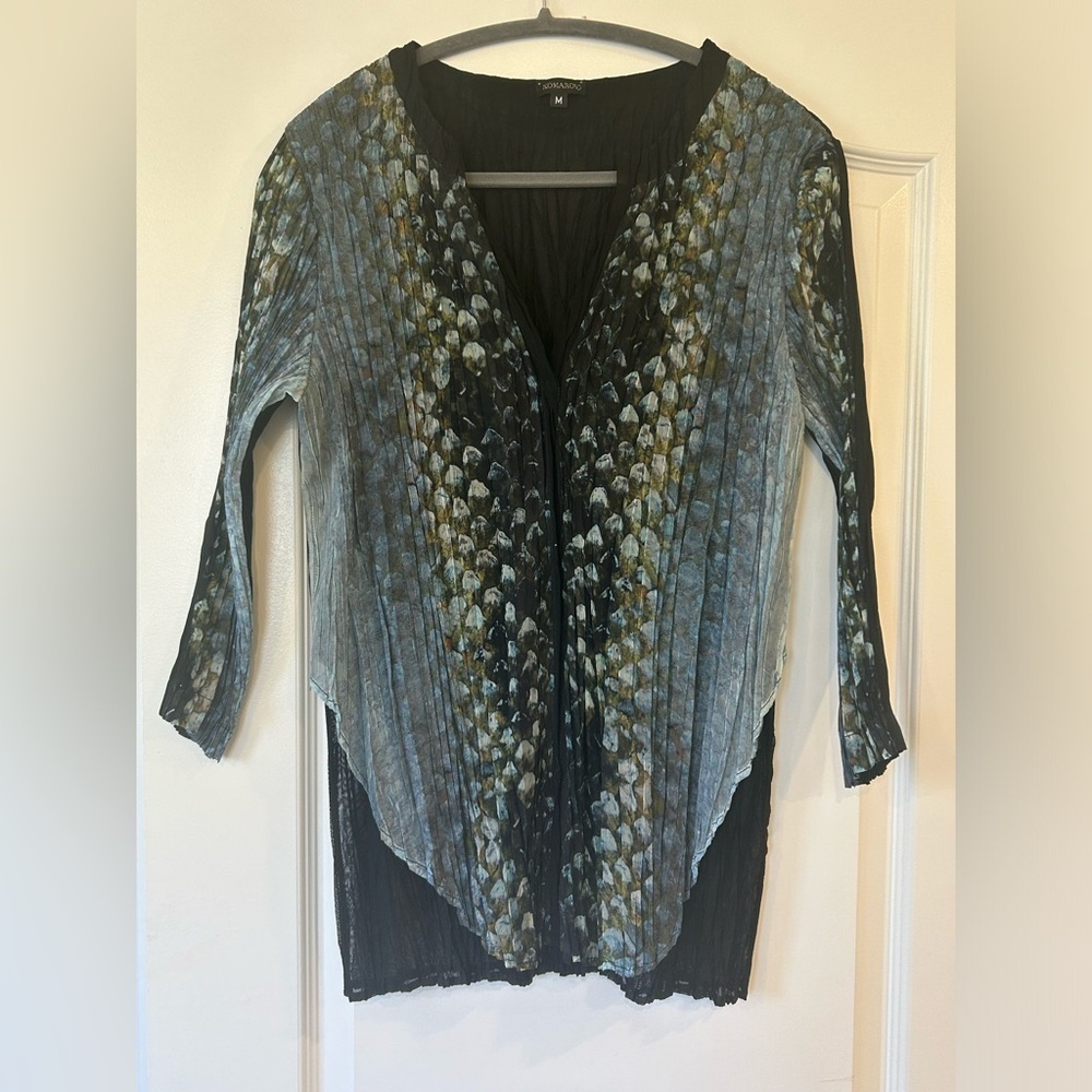 EUC Komarov Crinkle Stretch Tunic Top V Neck Dual Layer Blue Black Print
